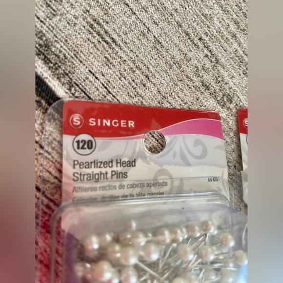 NWT. Singer pearlized head strap pins. Box of 120 pieces. New in box/packaging. - Picture 9 of 10